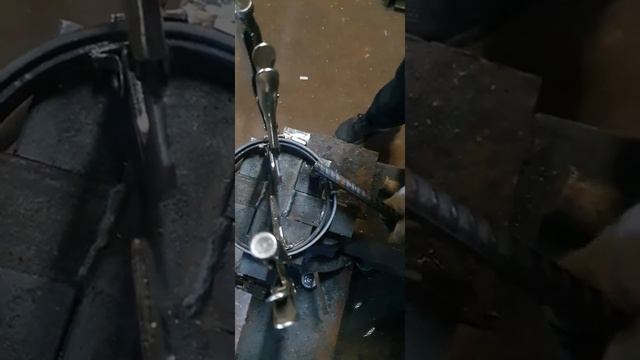Как согнуть кольца из металлической полосы на холодную смотреть онлайн