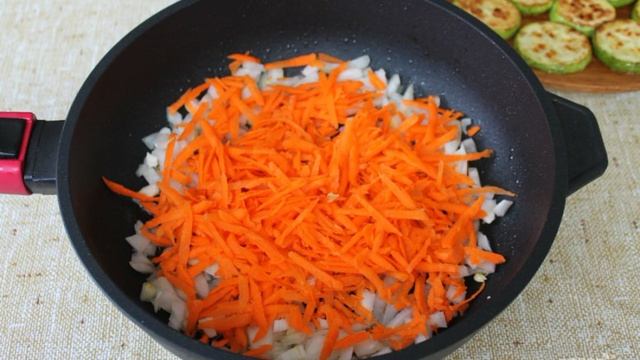 Жареные кабачки с морковью и луком