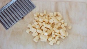 Салат с кириешками и огурцами