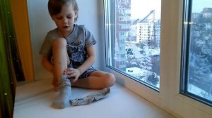 Как научить ребенка быстро одевать носки?