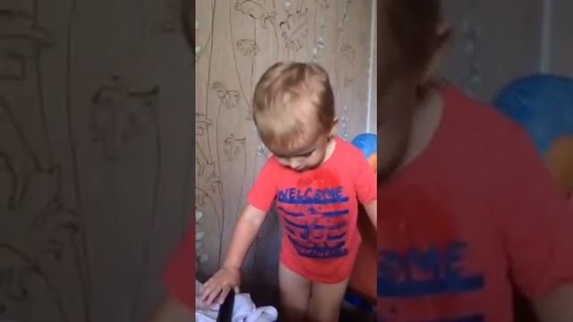 Малыш ест суп поварёшкой смотреть онлайн