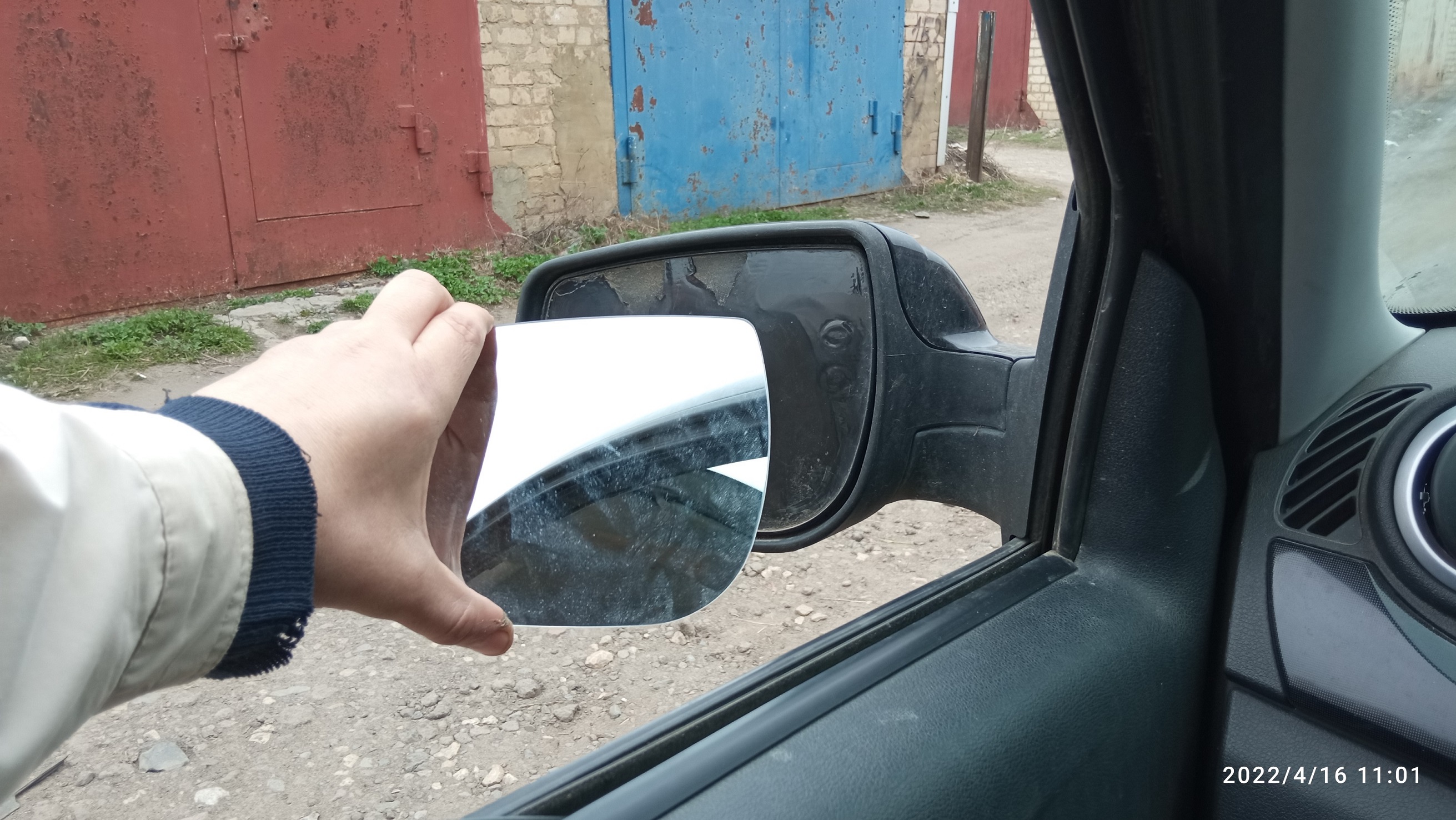 Чем приклеить зеркальный элемент. Зеркала Калина. Отклеилось боковое водительское зеркало гольф 7. Отвалилось зеркало боковое.