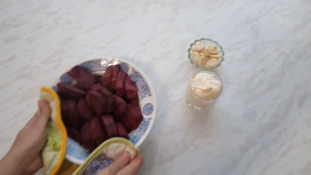 Как приготовить салат из свеклы с чесноком и майонезом – рецепт самого вкусного и быстрого блюда/// смотреть онлайн