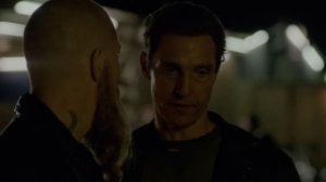 Настоящий детектив. Макконахи удивлённо курит - мемная сцена.