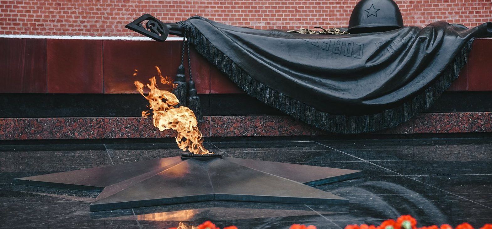 22 июня 9 мая великая отечественная. Могила неизвестного солдата в Александровском саду. Москва вечный огонь могила неизвестного солдата. Александровский сад Москва могила неизвестного солдата. Вечный огонь на красной площади в Москве.