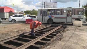 Резиновое покрытие вместо асфальта уложили в Бийске между рельсами ж/д переезда на ул. Трофимова