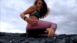 GIRLS FLEAXING MUSCLES AND ARMWRESTLING