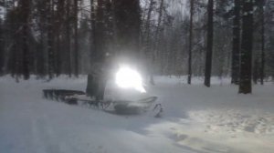 Снегоход буран по мокрому снегу с санями. Двигатель лифан 27 л.с