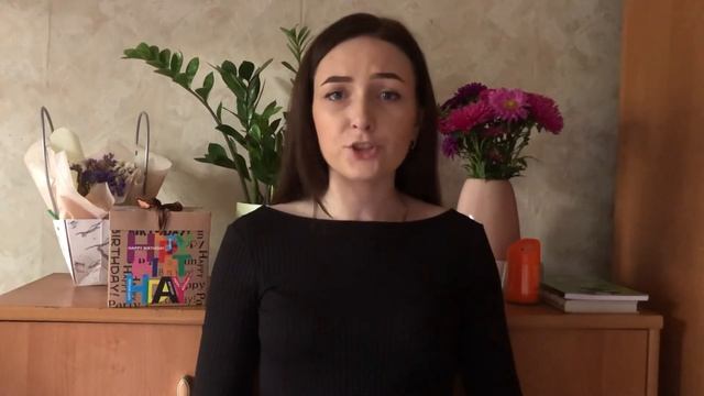 Девочке три, она едет у папы на шее.. смотреть онлайн