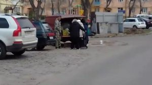 В Нововоронеже во время карантина во дворах идет торговля молочной продукцыи.