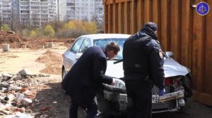 Хозяин автосервиса не отдаёт владельцу машину / Вскрыли кувалдой гараж / Много полиции