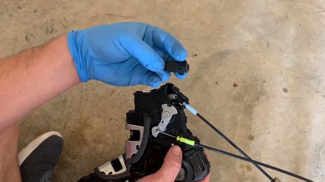 Car or Truck Door Locks Not Working - Replacing Door Lock Actuator - 07-13 Toyota Tundra смотреть онлайн