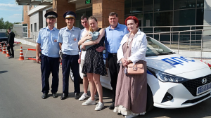 Сотрудники подмосковной Госавтоинспекции оказали помощь девушке, у которой начались роды. 2022 г.