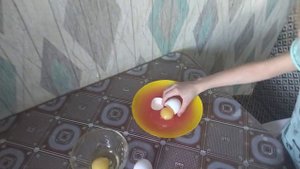Как разбивать яйца без скорлупы