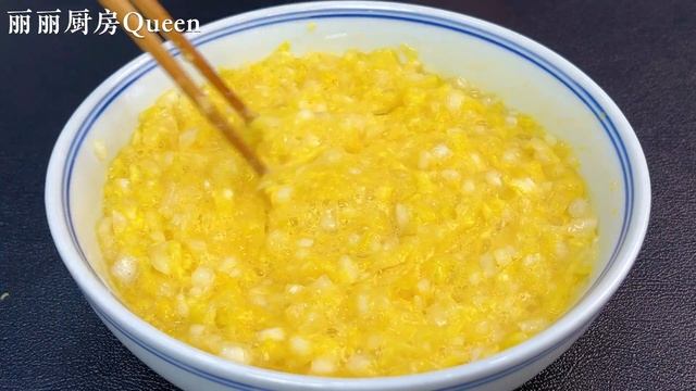 白菜里打入4個雞蛋，不用炒不用蒸，第一次見這種做法，咸香拉絲超好吃，【麗麗廚房】，Egg Pancake #Recipe，#雞蛋餅料理，#雞蛋餅食譜，#cooking，#美食，#雞蛋餅早餐的做法