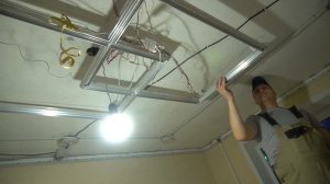Световые линии на натяжном потолке