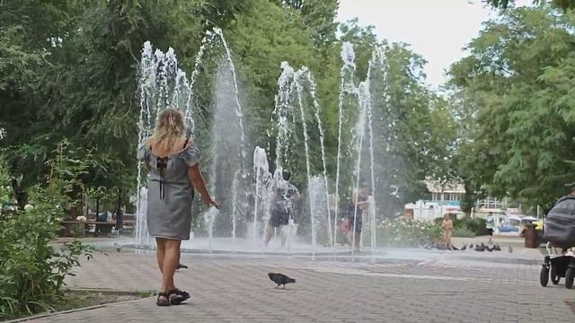 Сухой фонтан, играют дети, парк Аттрикционов, Спартановка, Волгоград, летом 10 августа 2023 года смотреть онлайн