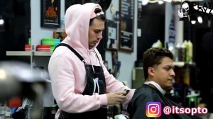 ХЕРОВЫЙ ПАРИКМАХЕР СТРИЖЕТ КЛИЕНТОВ (ПРАНК)