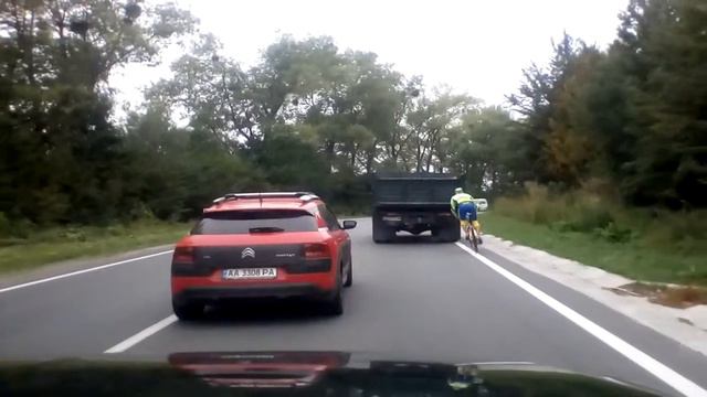 Велосипедист быстрей автомобиля. 80-90 км в час. смотреть онлайн