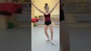 Комбинация по классическому танцу.