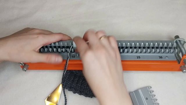 Носки с квадратной пяткой и укрепленной подошвой на ручной машинке Ивушка | как связать мастер клас