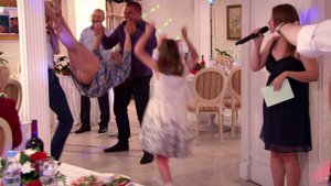 Учитесь как надо правильно светить жопой на свадьбе