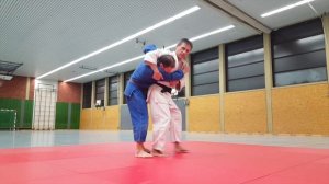 Три броска против захвата за спину