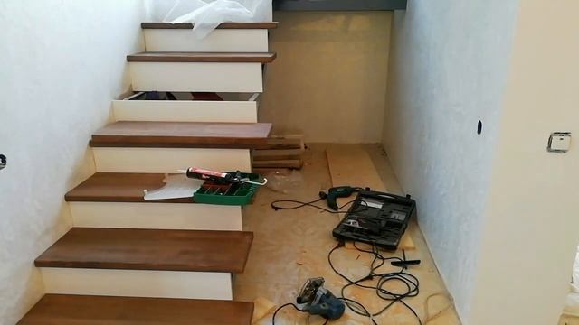 Как избавиться от скрипа деревянных ступеней!!!