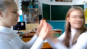 Мы играем в школе с подругой в ладушки