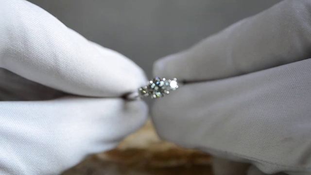 Женское помолвочное кольцо на заказ из белого золота 585 пробы с голубыми бриллиантами Клиента смотреть онлайн