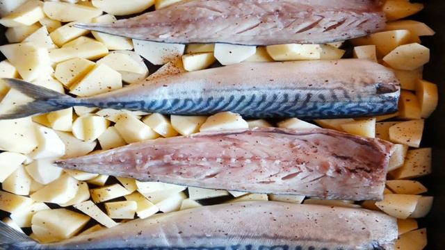 Запечённая скумбрия с картофелем