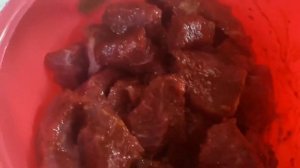 Вяленое мясо в сушке для овощей. Мясные деликатесы из говядины. Вкусное мясо .