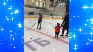 Александр Овечкин с двухлетним сыном на льду во время тренировки