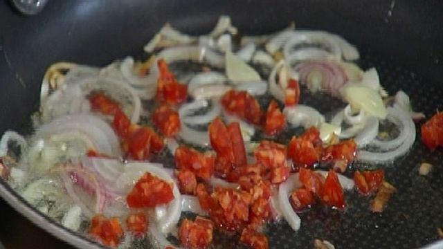 Пенне с острыми колбасками и сладким перцем