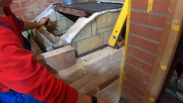 Укладываем колосники в банную печь.Перекрытие шамотного ядра. Наклонная стенка печи.Тонкости работы смотреть онлайн