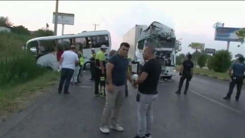 12 российских туристов, пострадавших в ДТП в Анталье, выписаны из больницы