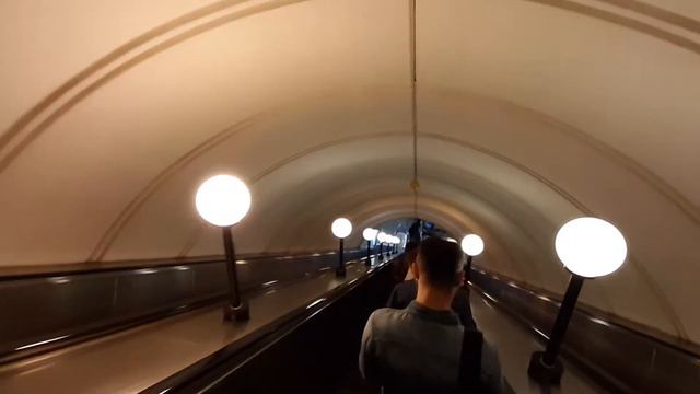 Москва 515 вход во внутрь вестибюля станции метро вднх спуск вниз по эскалатору осенью днем смотреть онлайн