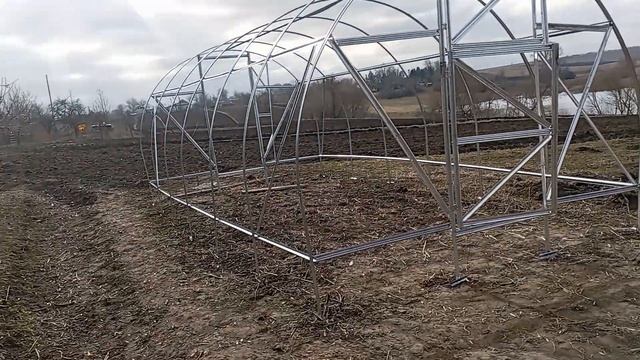 Теплиця "Урожайна". Складаю теплицю Плюси і Мінуси даної теплиці.