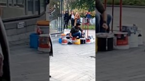 Прага. Уличный барабанщик. Шикарно!