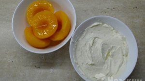 Бисквитный торт с персиками