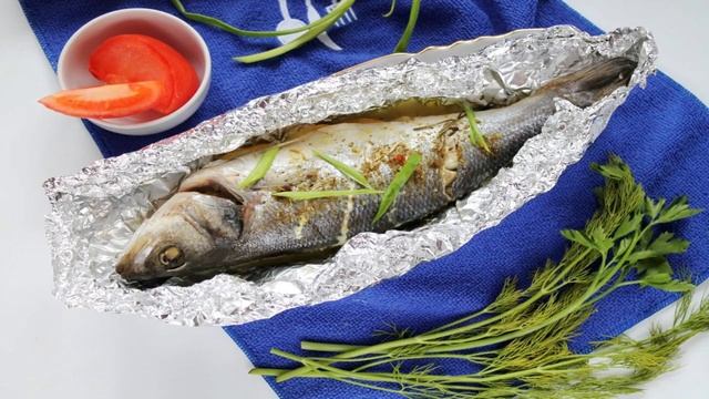 КАК ПРИГОТОВИТЬ РЫБУ ЦЕЛИКОМ? Ароматная и нежная рыба с луком запеченная в фольге целиком