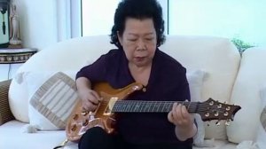 Бабушка играет блюз на гитаре