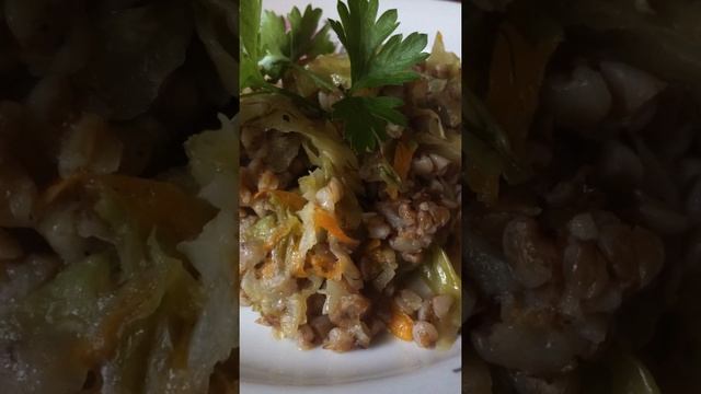 Капуста тушеная с гречкой.