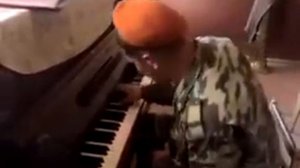 Чеченец исполняет на пианино в армии)