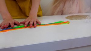 Маленькая Марго и Марья учатся делать покупки в новый год и Подарок слайм от Деда Мороза в рождеств