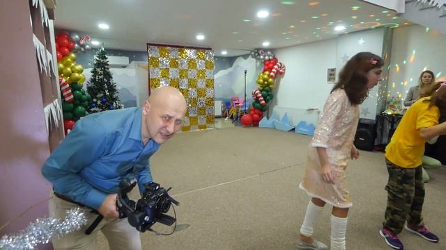 Настюша с мужем и детьми. Новый год, Дед Мороз и Гринч - клип Little Isidore And The Inquisitor смотреть онлайн