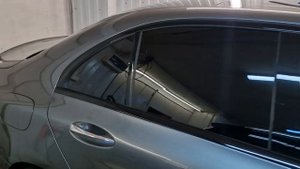 Mercedes C class -  антихром, оклеили черной глянцевой пленкой хромированные элементы на кузове авт