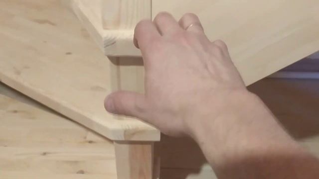 Дачный домик. Простая лестница с забежными ступенями. смотреть онлайн