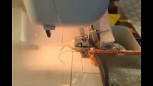 Оверлок шьет кожзам с подкладкой из поролона.  Janome my lock 784