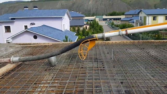 Английский парк город Красноярск . Бетононасос в работе смотреть онлайн